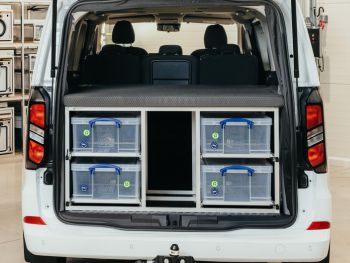 Dory-Ford-Tourneo-Custom-od-2024-hlavni-fotka-Vestavba-do-auta